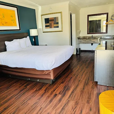 Baymont By Wyndham Bakersfield Hotel Exterior photo