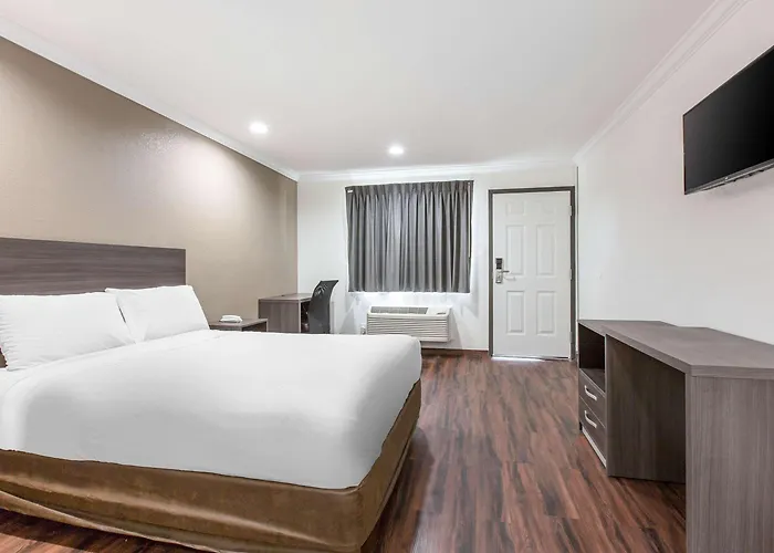 Baymont By Wyndham Bakersfield