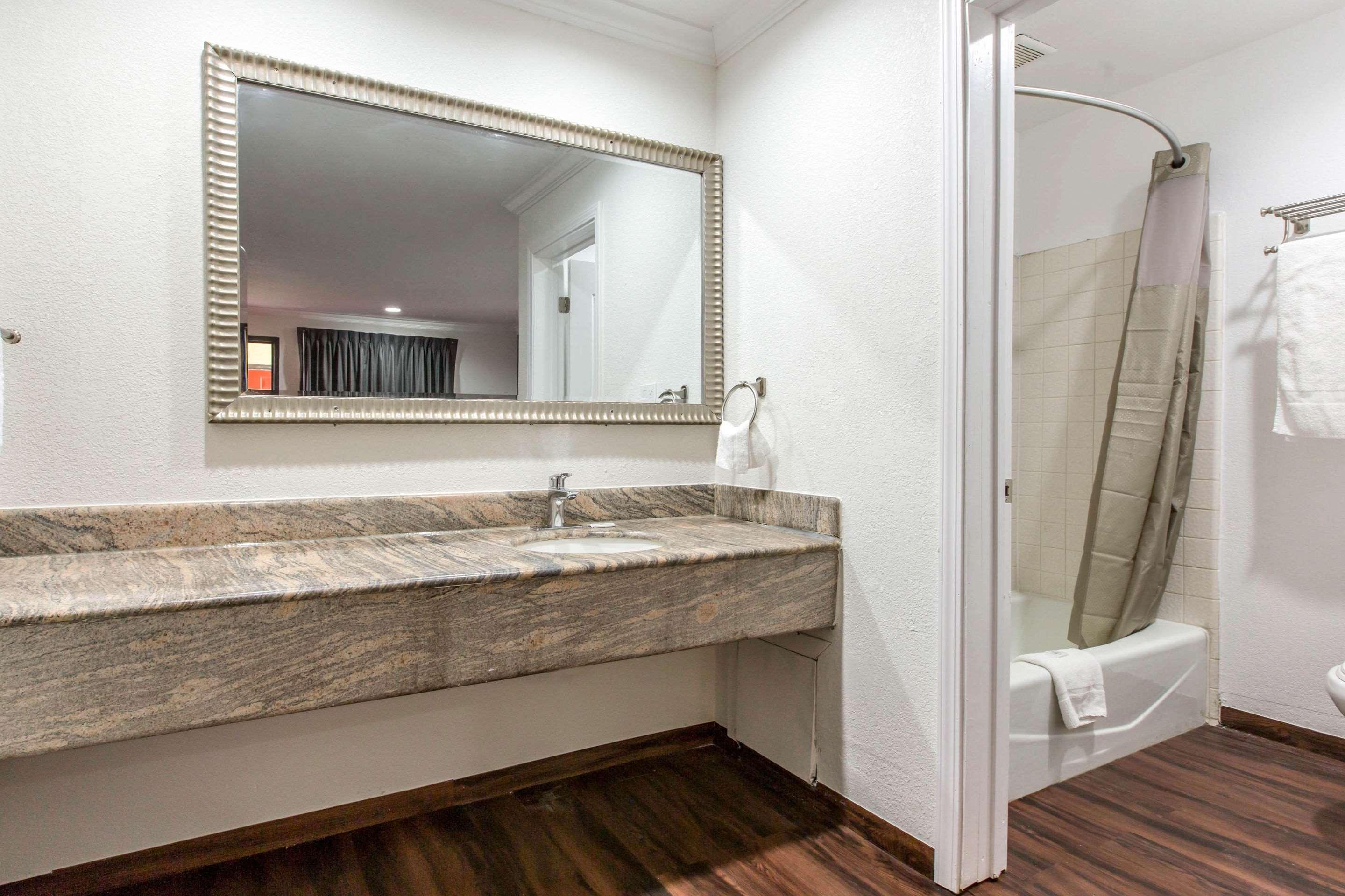 Baymont By Wyndham Bakersfield