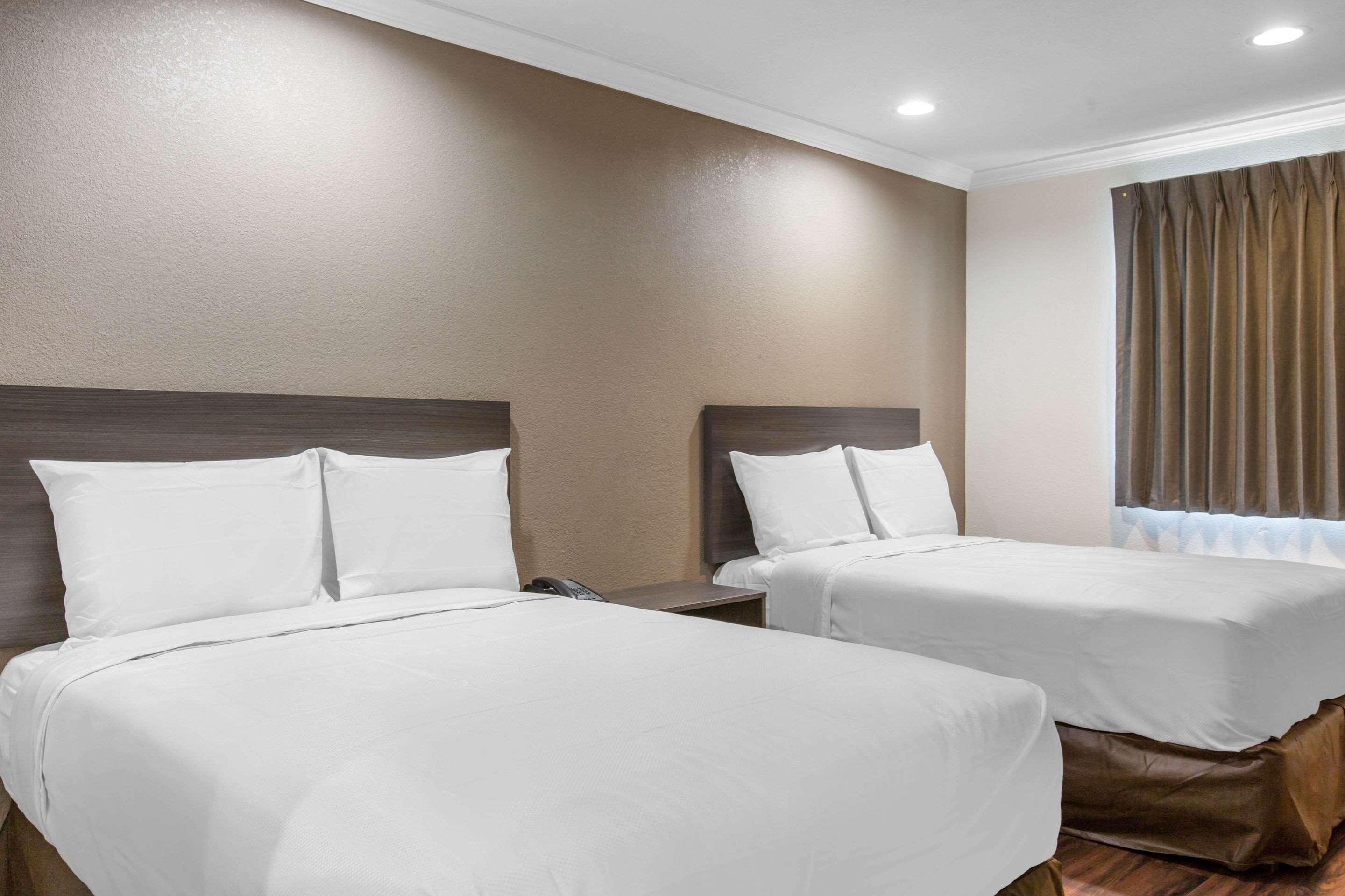 Baymont By Wyndham Bakersfield 2*