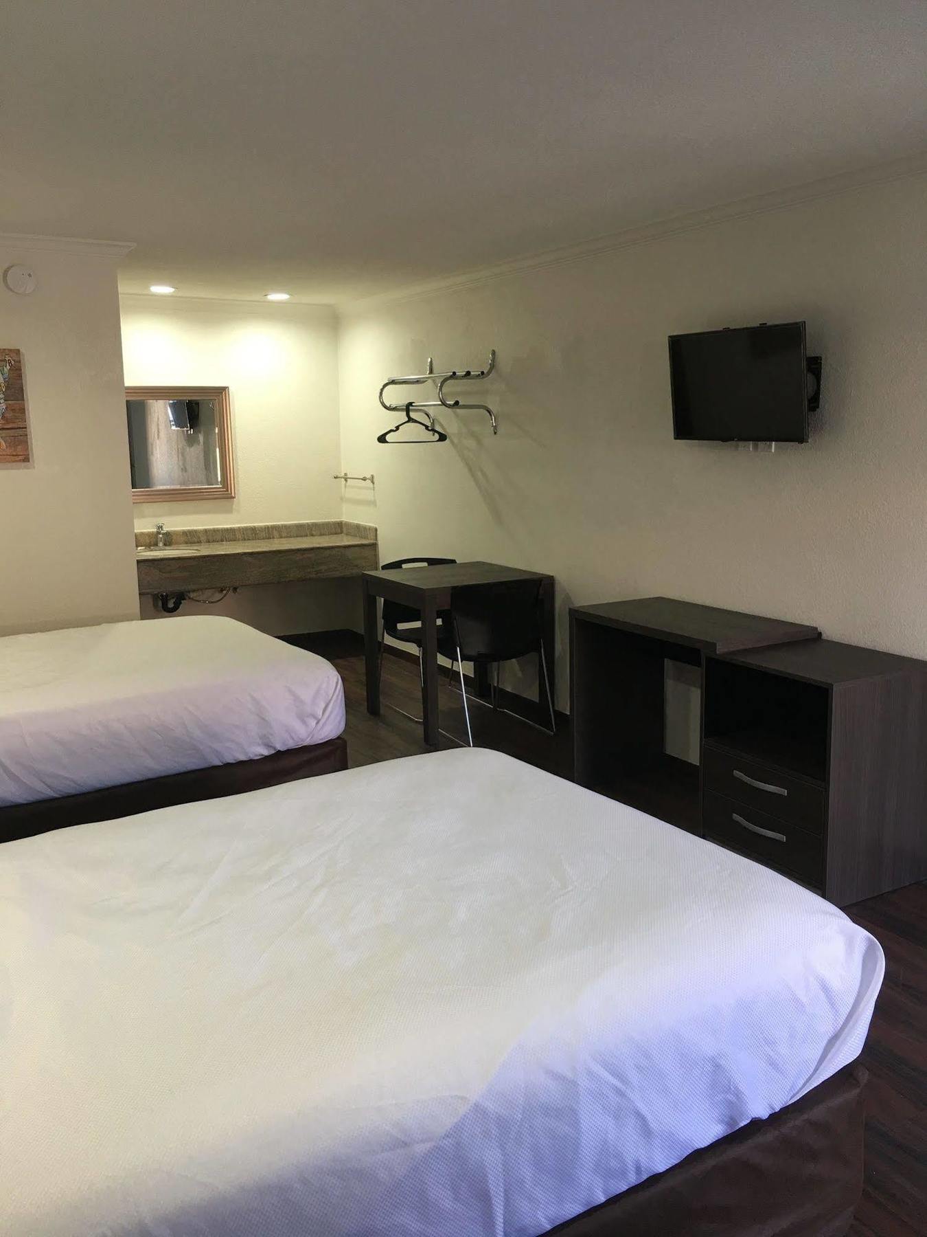 Baymont By Wyndham Bakersfield 2*